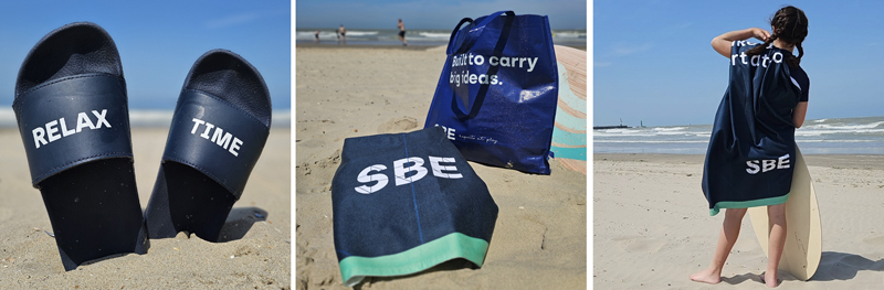 Sfeerfoto van gedecoreerde gifts voor naar het strand te gaan: slippers, badhanddoek en strandtas